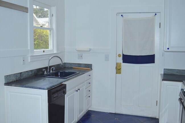 Foto del edificio - Ground floor unit in the Elmwood district