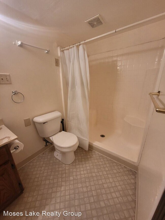 Building Photo - Studio, 1 bath House - 2710 West Lakeside ...