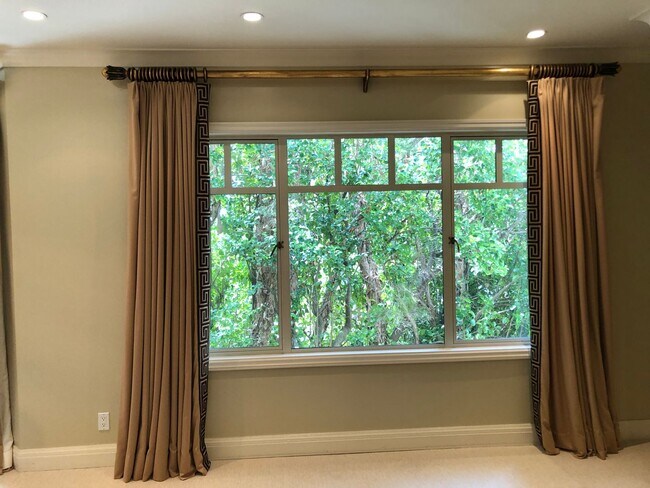 Foto del edificio - The Lombardia - Elegant 2 Bedroom/2 Bath w/2 Car Parking, Deck, Patio, & Large Storage   AMSI/Mau...
