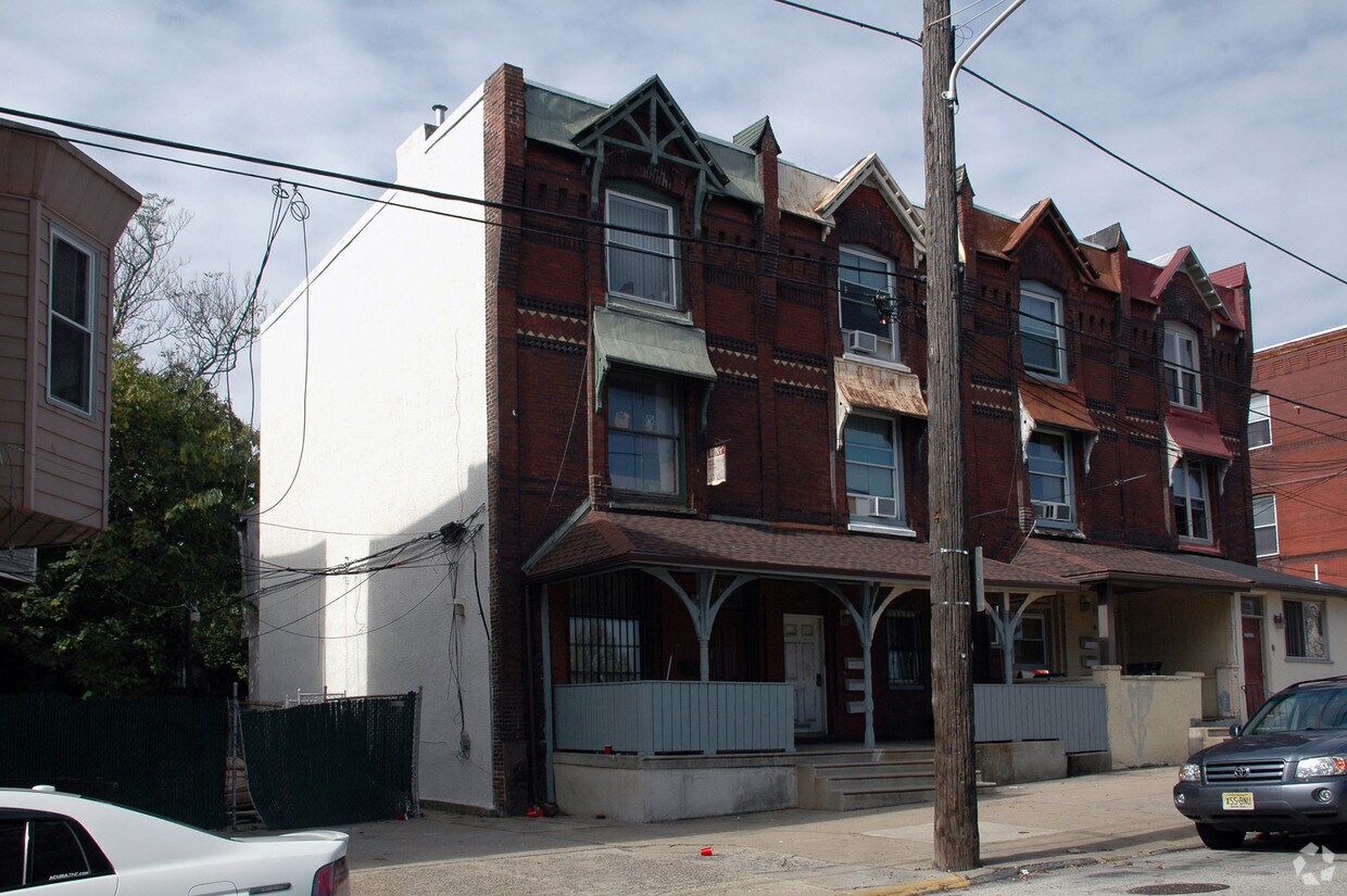 Building Photo - University Village Apartments 306 N 32nd
