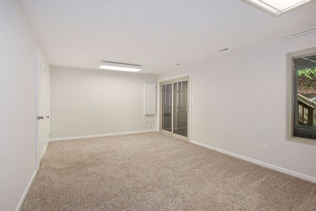 Building Photo - 3 Bed 2 Full Bath / 2 Half Bath - Bethesda...