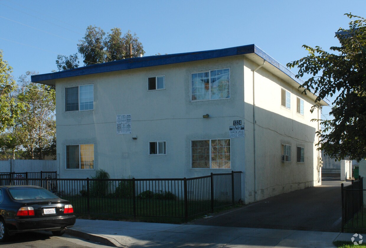 Building Photo - 1324 Crucero Dr