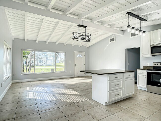 Building Photo - 310 Burland Street