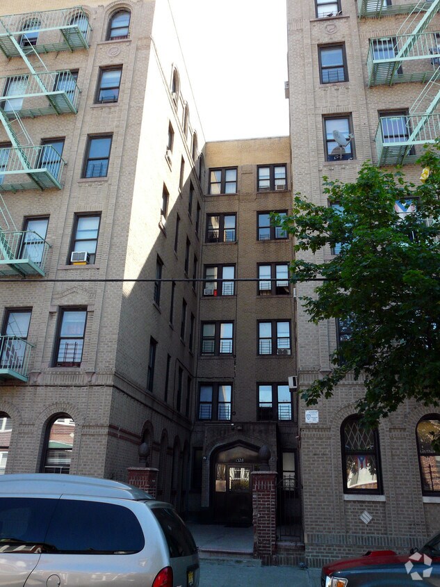 Primary Photo - 1326 Commonwealth Ave