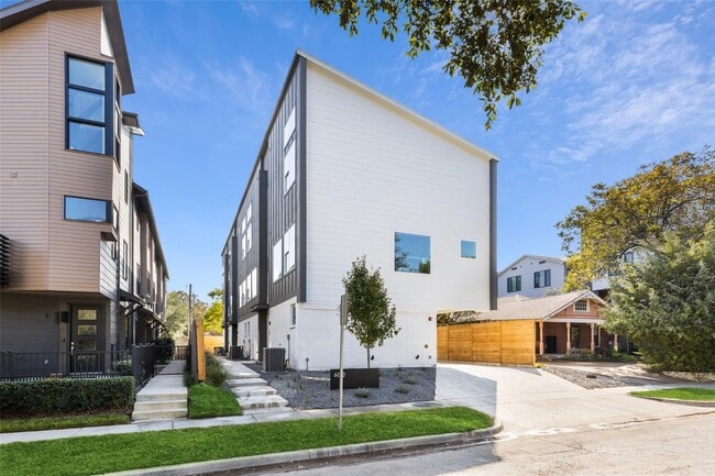 Building Photo - Modern 2-Bed Townhome with Attached Garage & Private Balcony in Gated Dallas Community
