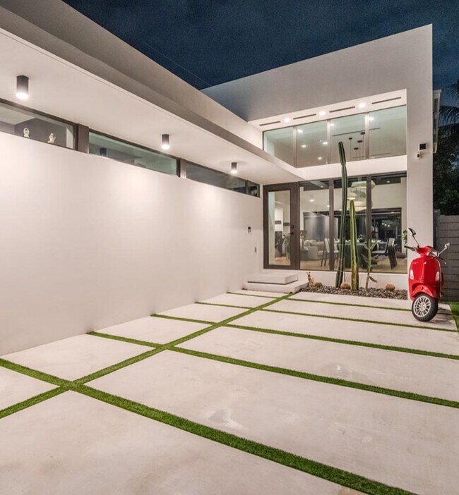 Building Photo - 100 NW 48th St