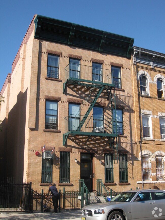 Foto del edificio - 588 Wilson Ave