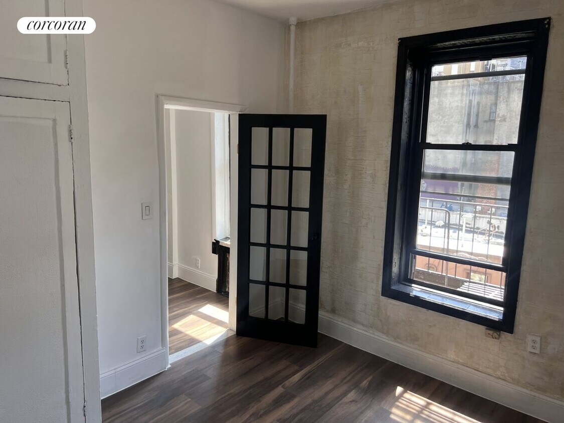 Foto principal - 327 E 3rd St