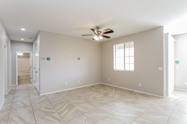 Foto del edificio - 1735 S Desert View Pl