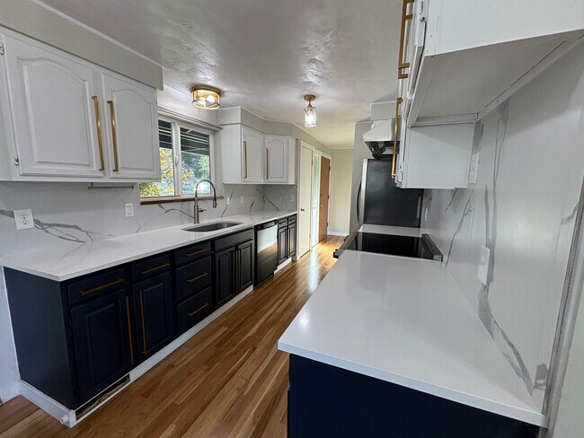 Building Photo - 3257 Halverson Ave