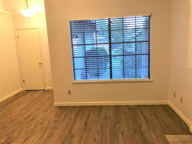 Foto del edificio - AVAILABLE FOR MOVE IN ON 8/1/26 -  RECENTLY RENOVATED 3 BED, 2 BATH 1 STORY ON LARGE CORNER LOT