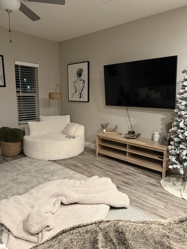 Foto del edificio - 1001 W Curly Hollow Dr