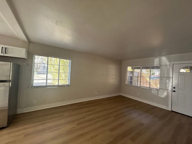Building Photo - modern 1 bedroom duplex near downtown