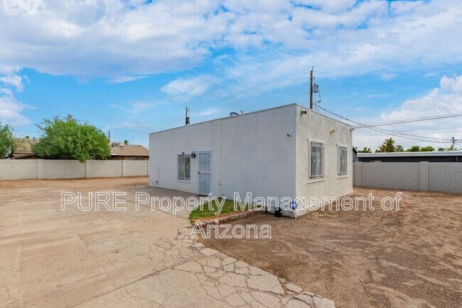 Building Photo - 2524 West Campbell Ave