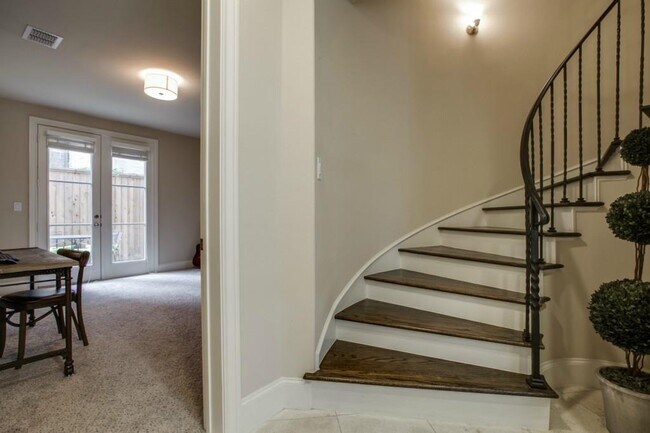 Foto del edificio - Striking Mediterranean 3-story townhome w 3 beds, 3.5 baths, 2 car & private backyard-patio