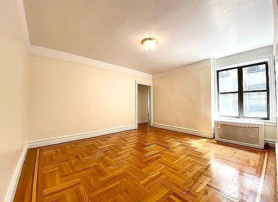 Foto del edificio - 3 bedroom in BRONX NY 10463