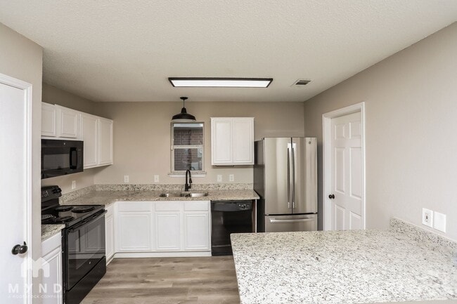 Building Photo - 605 Raven Dr