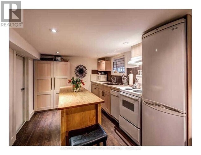 Photo du bâtiment - 13 Sutherland Ave