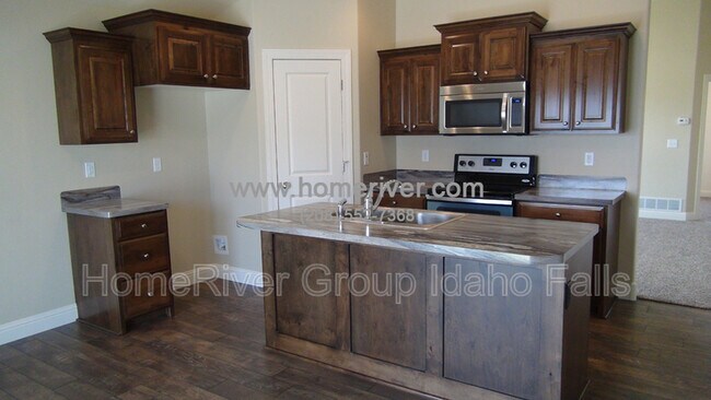 Building Photo - 4916 Remember Dr