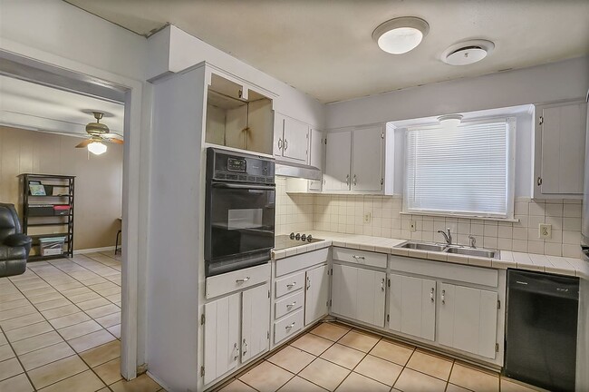 Building Photo - 1403 Tanglewood Dr