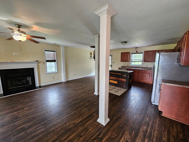Building Photo - 3 Bed, .6 Acre Home In Chinquapin