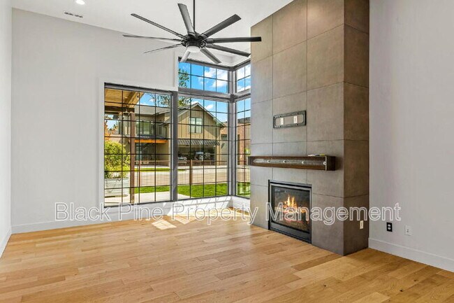 Foto del edificio - 2472 W Rustic Frg St