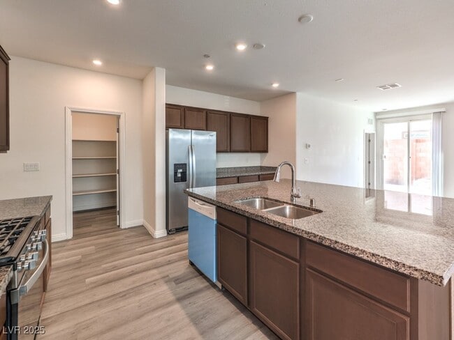 Foto del edificio - 6077 Castle Gardens Ave