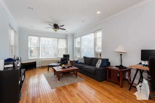 Foto del edificio - 443 W Wellington Ave
