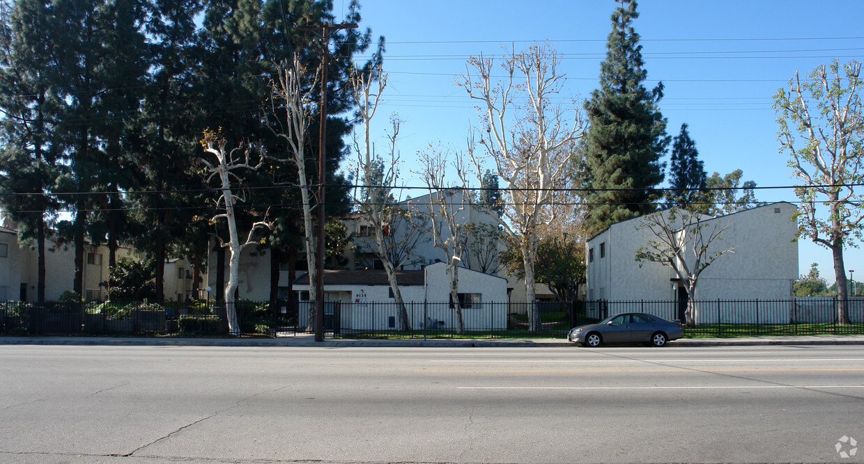 Woodman Nordhoff Apartments - Woodman Arleta Apartments