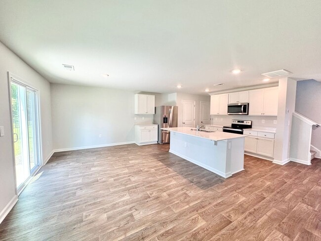 Foto del edificio - 4 bed 2.5 bath home located in the Windsong II S/D. in Rincon, Ga!