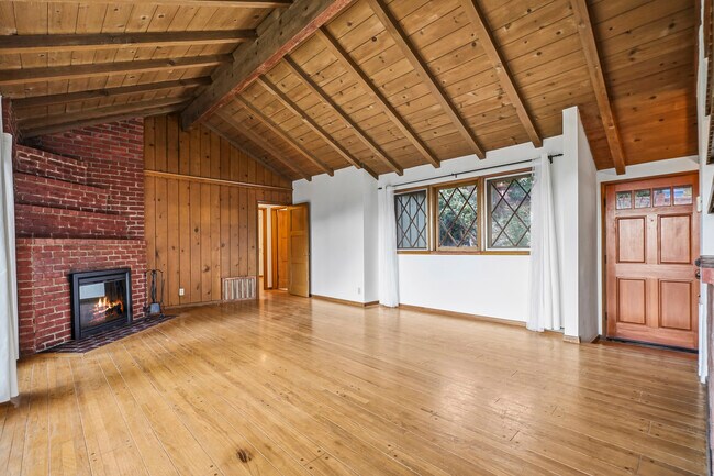 Sala de estar Chimenea Ventanas frontales Pasillo - 15135 Encanto Dr