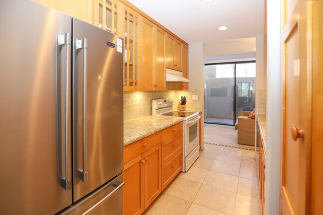 Kitchen - 916 Sealane Dr