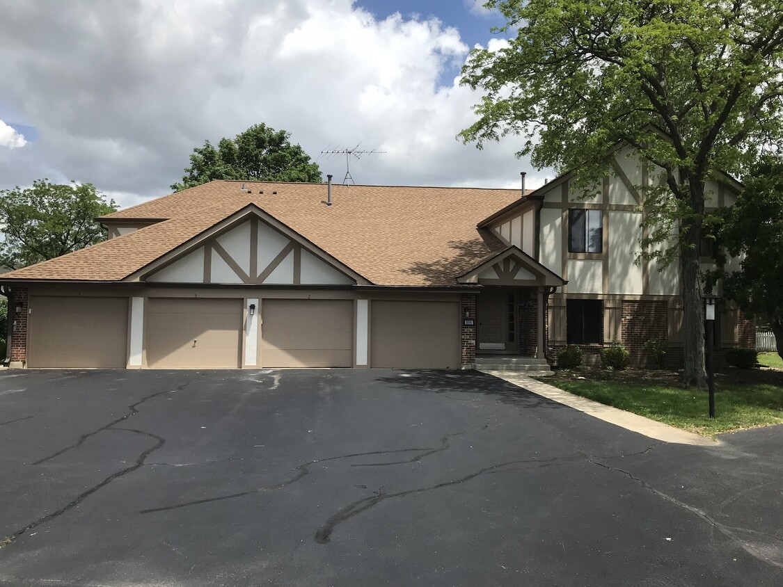 Primary Photo - 924 Surrey Dr