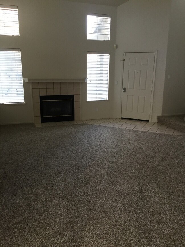 Building Photo - Great 2 bedroom 2 bath condo - must see!