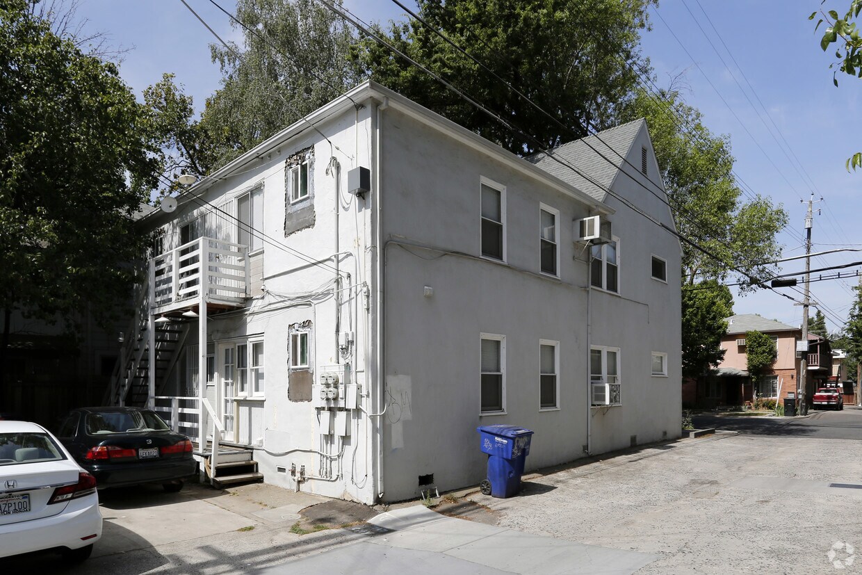 Building Photo - 717-719 26th St
