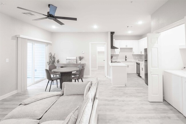 Foto del edificio - 2101 Reinke Rd