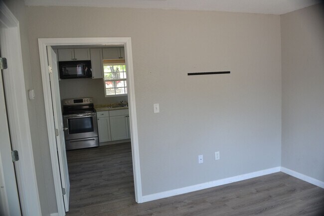 Foto del edificio - Renovated 1 bedroom 1 bath duplex!! Don't miss out on this stunner!