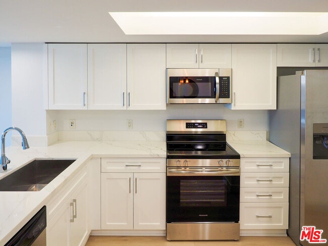 Building Photo - 13700 Marina Pointe Dr