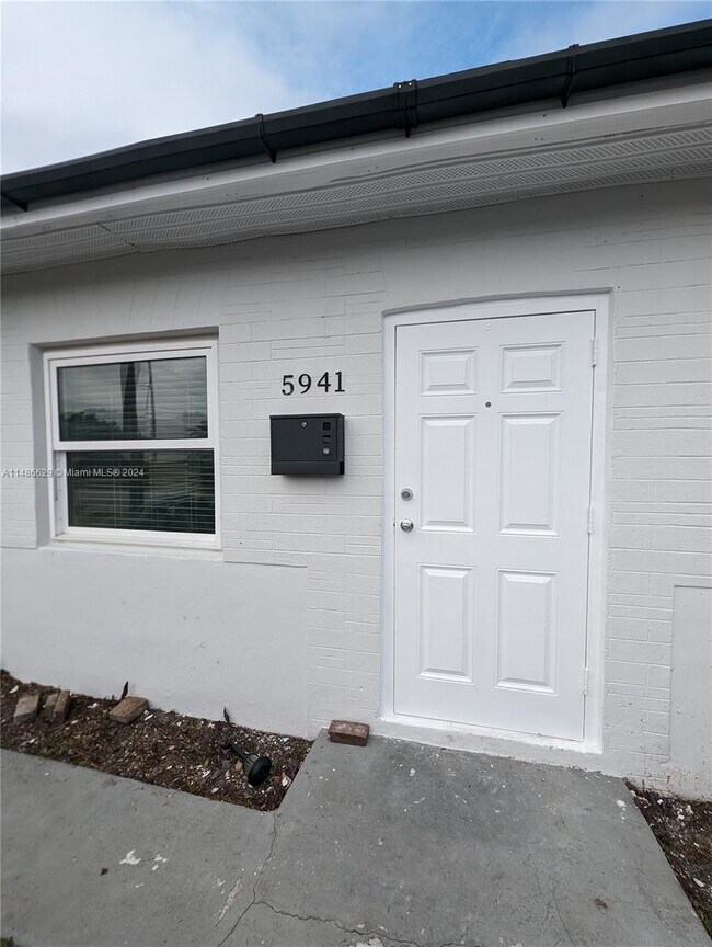 Building Photo - 5941 W Park Rd