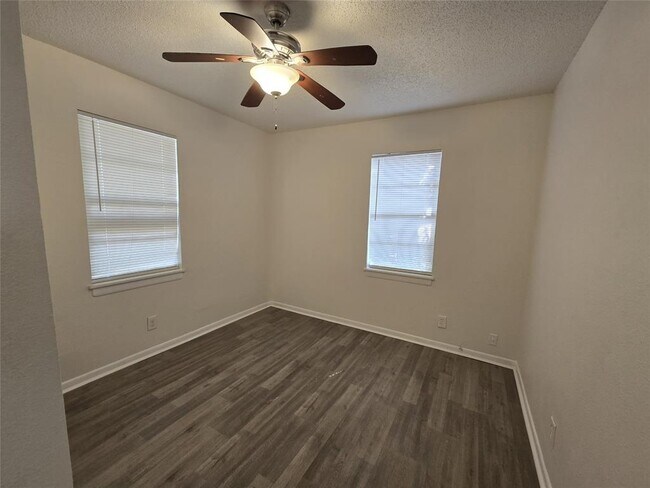 Foto del edificio - 6905 Bennett Ave