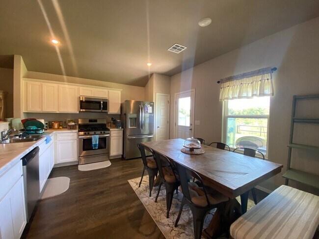 Building Photo - Discover this beautifully designed 3 bedro...