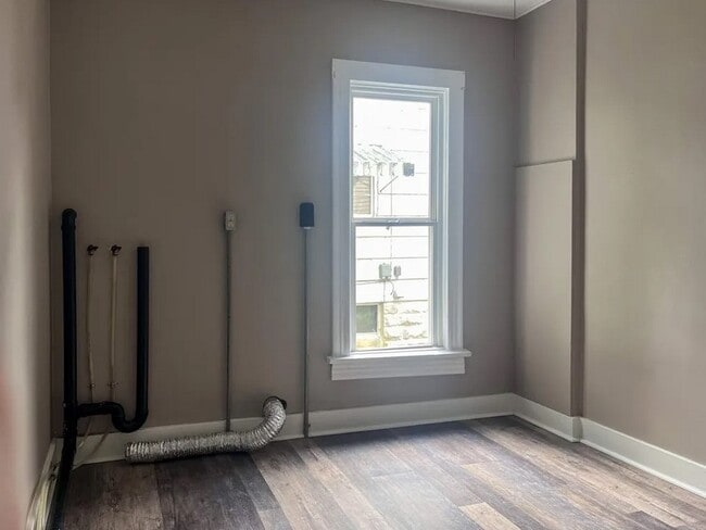 Building Photo - 7 Earl Ave