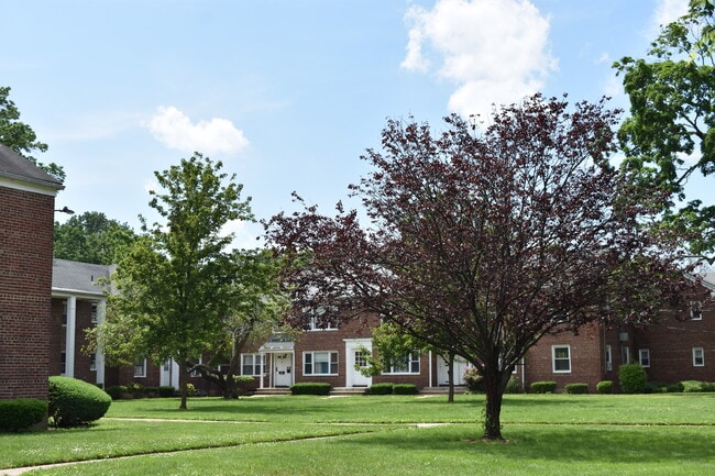 Building Photo - Belle Gardens