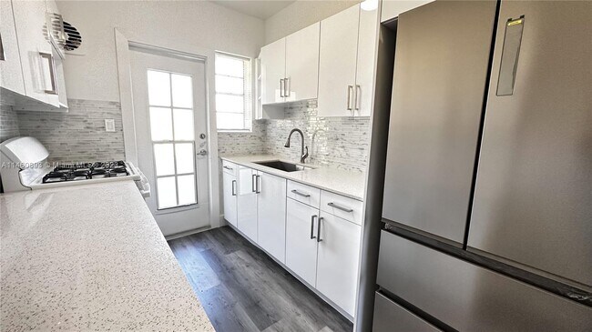 Foto del edificio - 8630 Byron Ave