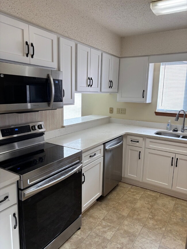 Building Photo - 10% OFF FIRST MONTHS RENT!