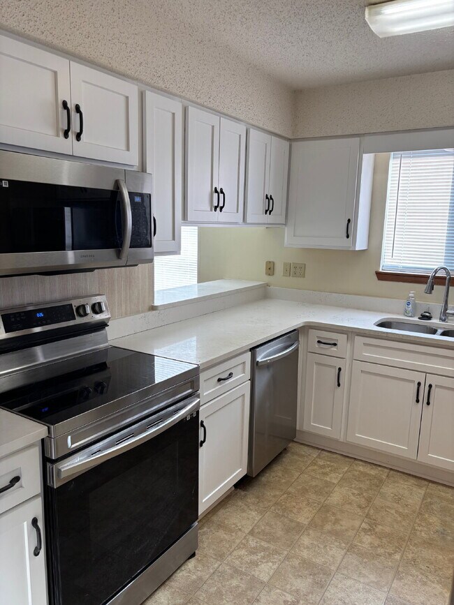 Building Photo - "Charming 2-Bedroom Townhouse in Mary Esth...