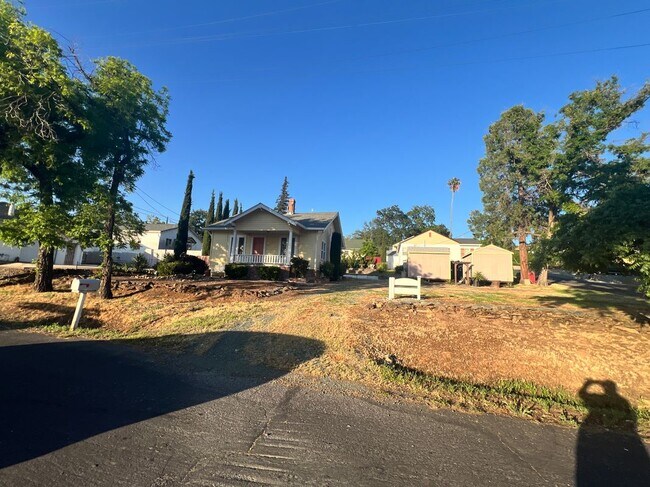 Building Photo - 314 S Arroyo Seco St