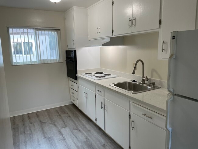 Photo - 2070 Latham St Apartments