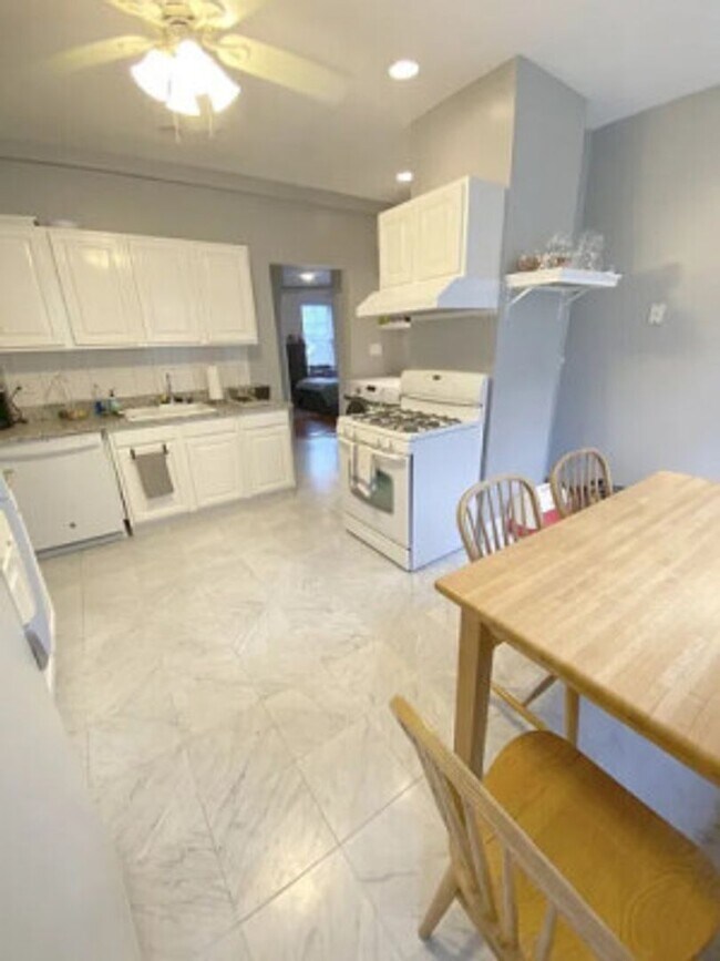 Foto del edificio - ALLSTON 3 BR Apartment - 9/1