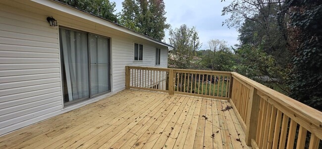 Building Photo - Large Family Home - Move In Ready!